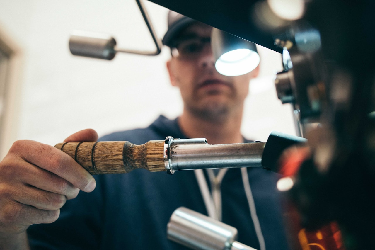 Profissional certificado a realizar trabalho de reparação com precisão e qualidade